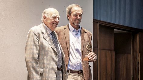 Presidente de la Cámara Uruguaya del Libro Álvaro Risso entrega el Bartolomé Hidalgo en la categoría &nbsp;Trayectoria al expresidente de la&nbsp;República Julio María Sanguinetti.&nbsp;