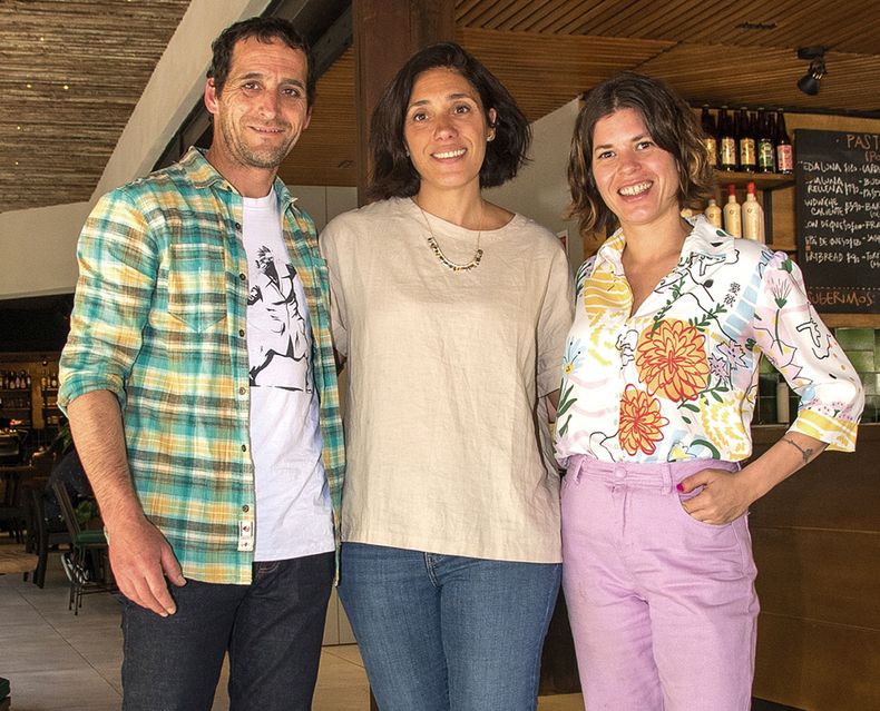 Los oradores de la charla: Paul Bennett, Marcela Baruch y Lucía Soria
