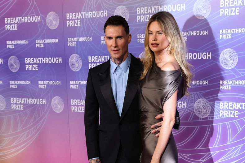 El cantante de Maroon 5 Adam Levine y su esposa Behati Prinsloo aparecieron juntos en la alfombra roja de los Breakthrough Prize.&nbsp;