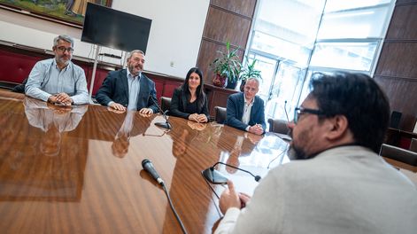 Mario Bergara junto a Justo Onandi, Viviana Repetto y Germán Benítez, durante una reunión de transición con el intendente Mauricio Zunino