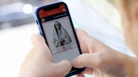 Una mujer mira su teléfono mientras usa el portal del gobierno albanés E-Albania, ahora con la ayuda del avatar Diella, un ministro del gabinete, basado en inteligencia artificial.