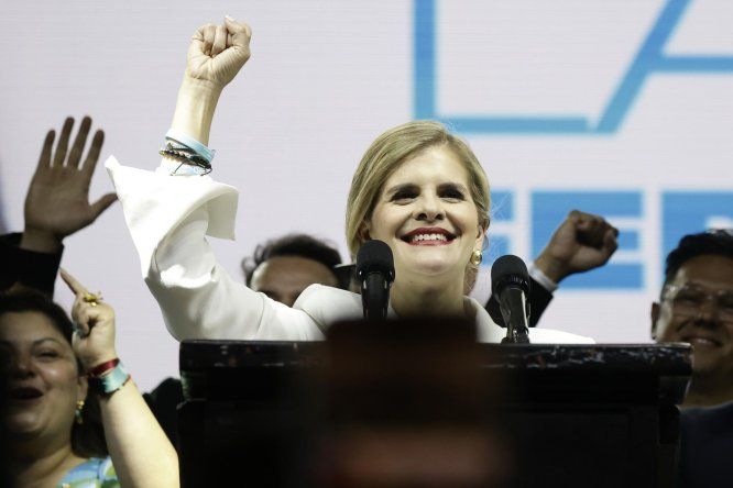 &nbsp;Laura Fernández celebra este domingo, en San José (Costa Rica).