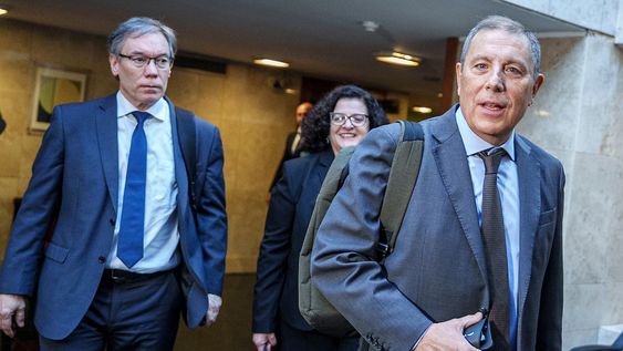 Las autoridades del MEF camino a presentar el Presupuesto en una comisión de Diputados.