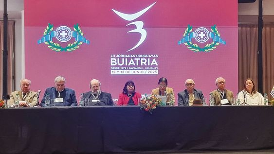 El ministro Fratti junto a los organizadores de las 52ª Jornadas Uruguayas de Buiatría, en Paysandú El ministro Fratti junto a los organizadores de las 52ª Jornadas Uruguayas de Buiatría, en Paysandú