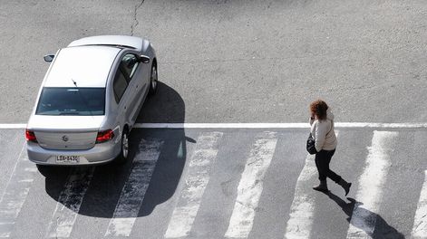 Cruce en una calle de Montevideo. Foto: Santiago Mazzarovich / adhocFOTOS