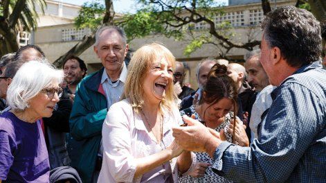Carolina Cosse entre militantes de ingeniería