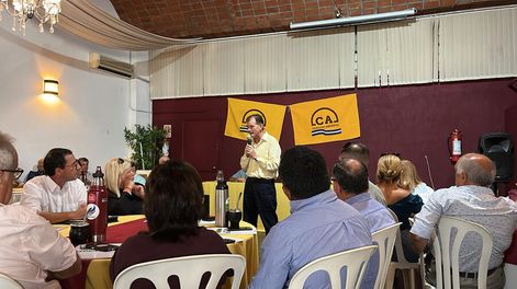 Manini Ríos habla durante la reunión partidaria. Foto: Facebook de Cabildo Abierto