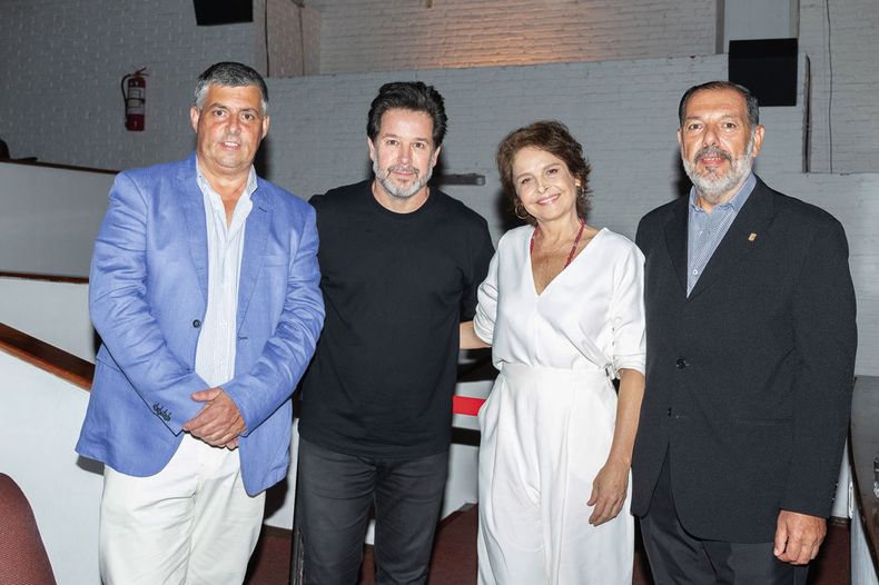 El alcalde de Punta del Este Javier Carballal junto a los actores Murilo Benício y Drica Moraes, y el director general de Cultura de la Intendencia de Maldonado Jorge Céspedes