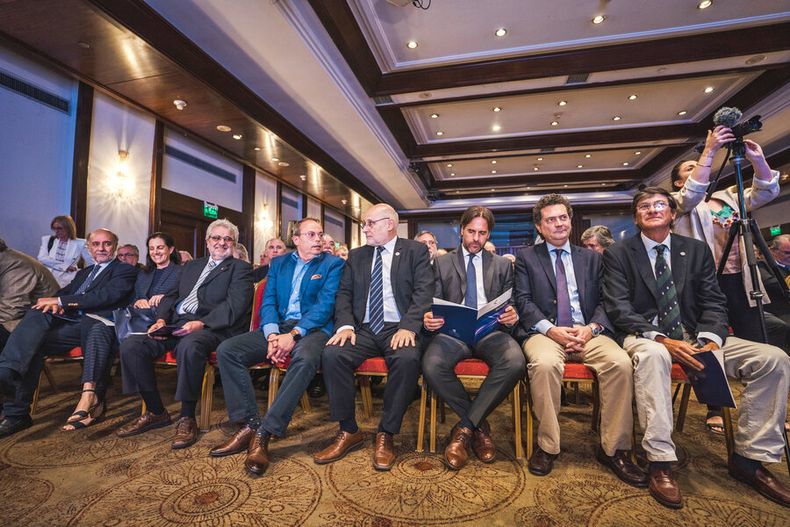 El presidente y varios de sus ministros en la presentación del documento de la Confederación de Cámaras Empresariales. Foto: Thot Comunicación influyente