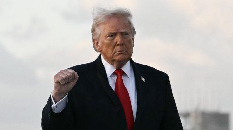 El presidente estadounidense Donald Trump levanta el puño a su llegada al Aeropuerto Internacional de Miami, el 11 de abril de 2026.