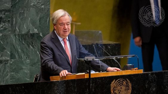 Fotografía cedida por la ONU donde aparece su secretario general, António Guterres, hablando en la sesión conmemorativa de la Asamblea General para marcar la abolición de la esclavitud y la trata transatlántica de esclavos este miércoles en la sede del organismo internacional en Nueva York.