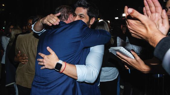 El abrazo entre Álvaro Delgado, del Partido Nacional, y Andrés Ojeda, del Partido Colorado El abrazo entre Álvaro Delgado, del Partido Nacional, y Andrés Ojeda, del Partido Colorado