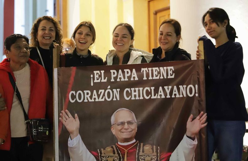 Un grupo de fieles muestra una pancarta del Papa este jueves, en la iglesia Santa María Catedral de Chiclayo (Perú)
