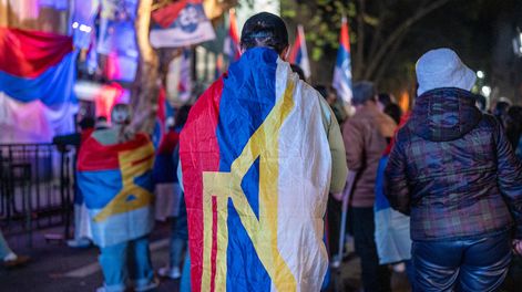 Búsqueda | Militantes del Frente Amplio durante los festejos en la sede del Frente Amplio en Montevideo.