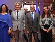 Embajadora de Israel Michal Hershkovitz, Kory Hershkovitz, cónsul y primer secretario Igal Ekdesman y Ruth Ekdesman. Embajadora de Israel Michal Hershkovitz, Kory Hershkovitz, cónsul y primer secretario Igal Ekdesman y Ruth Ekdesman.
