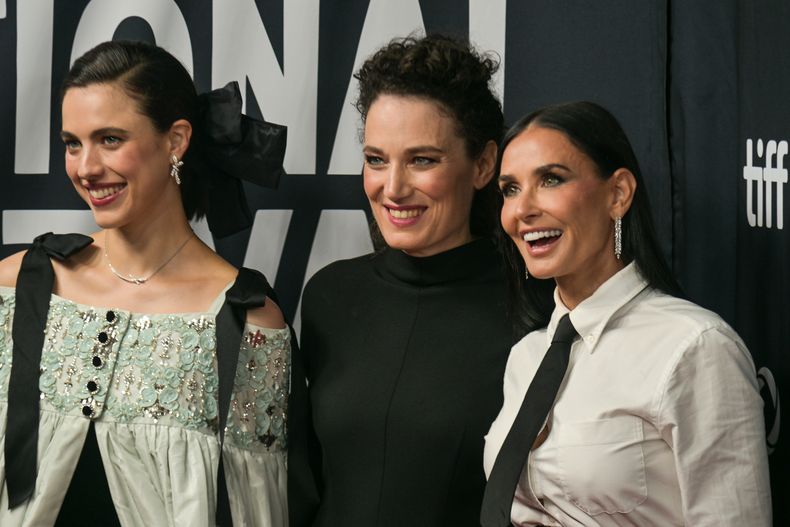 Margaret Qualley y Demi Moore rodean a Coralie Fargeat, directora de la película que ambas protagonizan, The Substance, recién estrenada en la plataforma de streaming MUBI