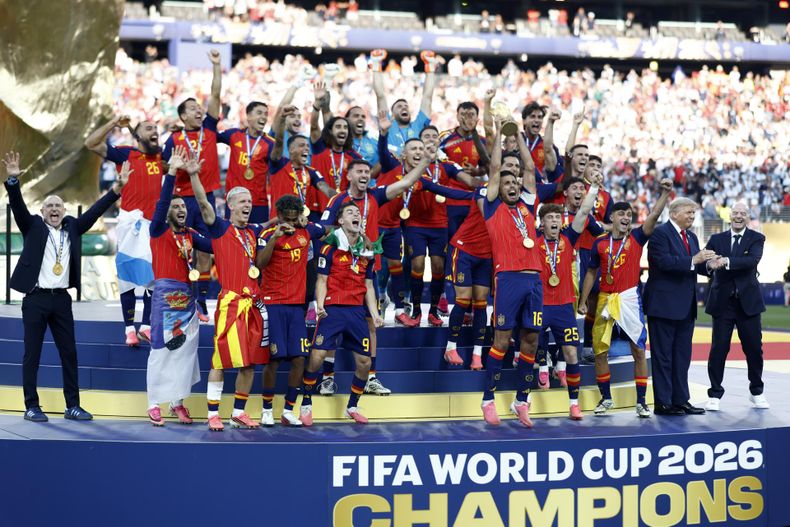 Rodri y los jugadores de España celebran con el trofeo de la Copa del Mundo mientras el presidente de la FIFA, Gianni Infantino, habla con el presidente de Estados Unidos, Donald Trump, durante la ceremonia de entrega de premios tras la final de la Copa Mundial de la FIFA 2026.