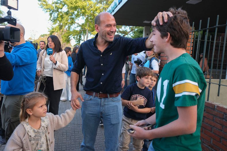Martín Lema, luego de votar en el colegio La Mennais, en Montevideo