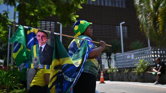 Una seguidora del expresidente de Brasil, Jair Bolsonaro, espera la salida del exmandatário frente hospital DF Star este domingo, en Brasilia (Brasil). Una seguidora del expresidente de Brasil, Jair Bolsonaro, espera la salida del exmandatário frente hospital DF Star este domingo, en Brasilia (Brasil).