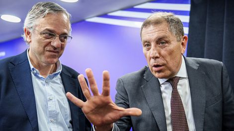 El director de la OPP, Rodrigo Arim, y el ministro de Economía, Gabriel Oddone, en la conferencia de este jueves en Torre Ejecutiva