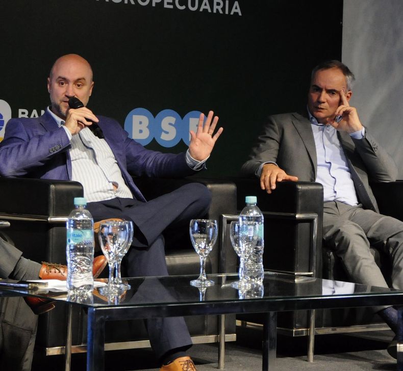 El director de Asesoría de Política Comercial del Ministerio de Economía, Juan Labraga, y el gerente de Inversiones y Aftercare de Uruguay XXI, Alejandro Ferrari.