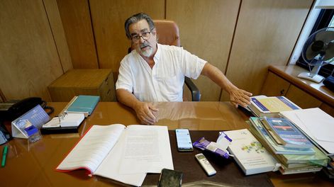 Gustavo Zubía durante la entrevista con Búsqueda. Foto: Javier Calvelo / adhocFOTOS