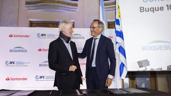 El dueño de Buquebus, Juan Carlos López Mena, con Alfonso García Mora, de la Corporación Financiera Internacional El dueño de Buquebus, Juan Carlos López Mena, con Alfonso García Mora, de la Corporación Financiera Internacional