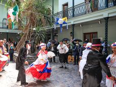 La comparsa La Facala realizó una intervención musical desde el Patio de las Carretas, a la que respondió el mariachi Fernández. La comparsa La Facala realizó una intervención musical desde el Patio de las Carretas, a la que respondió el mariachi Fernández.