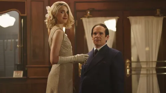 Ethan Hawke como Lorenz Hart y Margaret Qualley como Elizabeth Weiland en Blue Moon Ethan Hawke como Lorenz Hart y Margaret Qualley como Elizabeth Weiland en Blue Moon