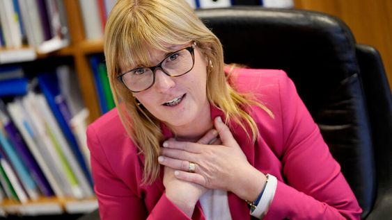 Cristina Lustemberg durante la entrevista con Búsqueda. Fotos: Javier Calvelo, adhocFOTOS / Búsqueda Cristina Lustemberg durante la entrevista con Búsqueda. Fotos: Javier Calvelo, adhocFOTOS / Búsqueda