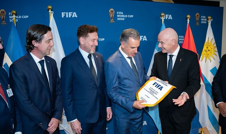 Yamandú Orsi y Gianni Infantino el 23 de septiembre, durante el encuentro de FIFA con parte de los organizadores del Mundial 2030.&nbsp;