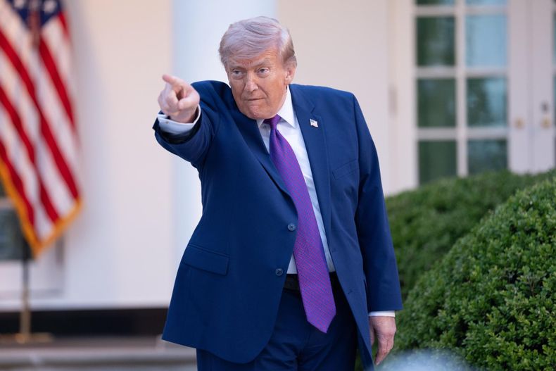 Donald Trump gesticula durante una cena con líderes de las fuerzas del orden, para celebrar el inicio de la Semana Nacional de la Policía, en el Jardín de las Rosas de la Casa Blanca en Washington, D.C., EE. UU., 11 de mayo de 2026.