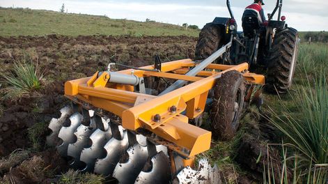 Tractor en chacra, Cerro Largo. Foto: Ricardo Antunez / adhocFOTOS