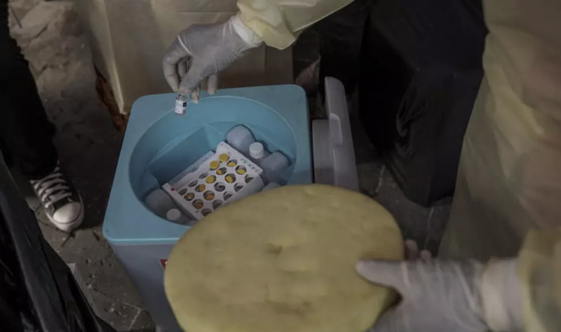 Un sanitario sostiene un vial de la vacuna de mpox el 5 de octubre de 2024 en el Hospital General de Goma