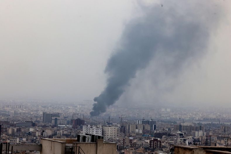 El humo se eleva tras un ataque aéreo en el centro de Teherán (Irán).