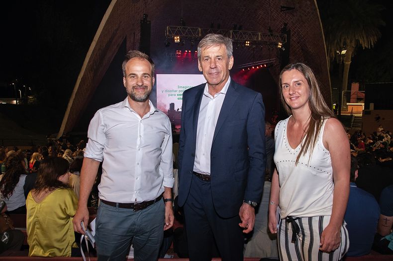 Del gobierno de Santa Fe: José Citroni, intendente de la municipalidad Emilio Jatón y Mercedes Tejedor en el Teatro de Verano