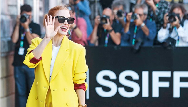 Jessica Chastian pudo asistir al festival pese a la huelga de actores porque Memory, la película que protagoniza, consiguió un permiso excepcional del movimiento sindical SAG-AFTRA.  Juan Herrero, EFE