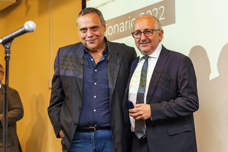 Rafael Courtoisie con el ministro de Educación y Cultura Pablo da Silveira, Legionario 2022