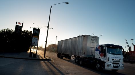 Camión en la rambla portuaria de Montevideo