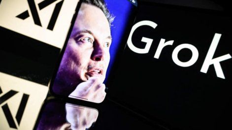 Pantallas con el logotipo de Grok, y su dueño, Elon Musk.