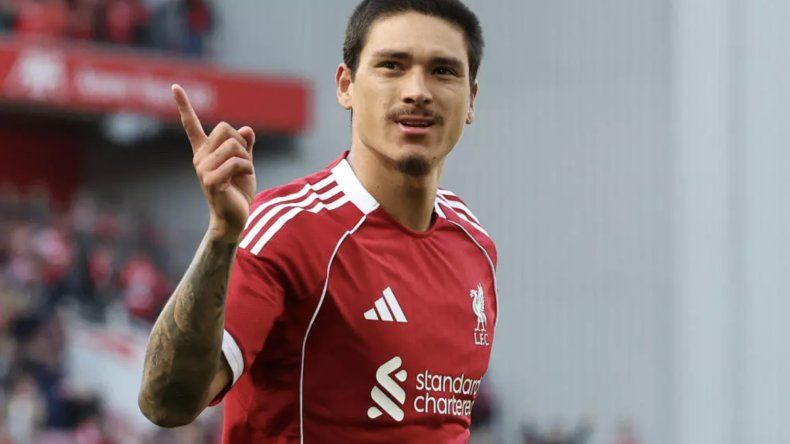 El atacante uruguayo Darwin Núñez celebra un gol con el Liverpool en un partido amistoso contra el Athletic Club de Bilbao, el 4 de agosto de 2025 en el estadio de Anfield