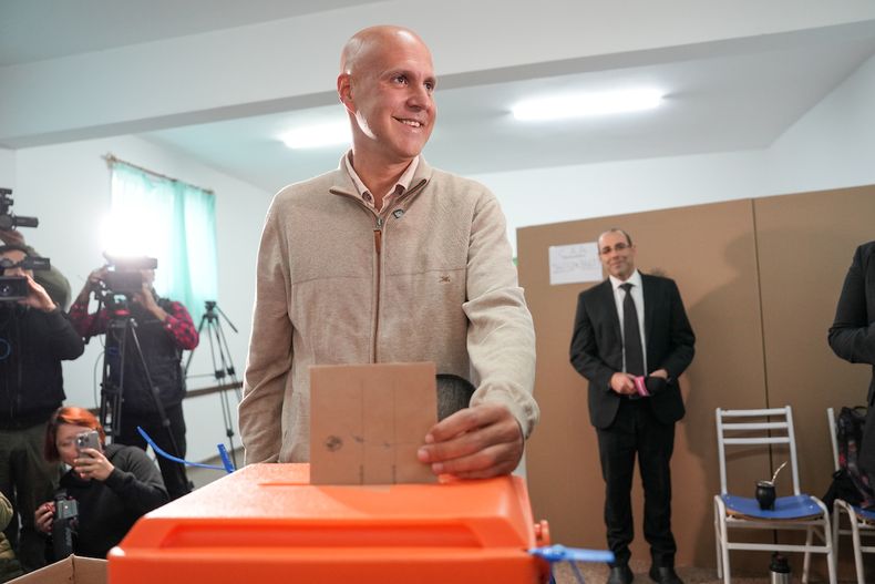 Francisco Legnani durante su voto en el Circuito 20 del Liceo Guadalupe en la ciudad de Canelones