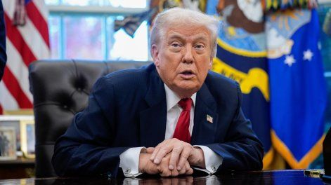 El presidente de Estados Unidos, Donald Trump, habla durante en la Oficina Oval de la Casa Blanca.