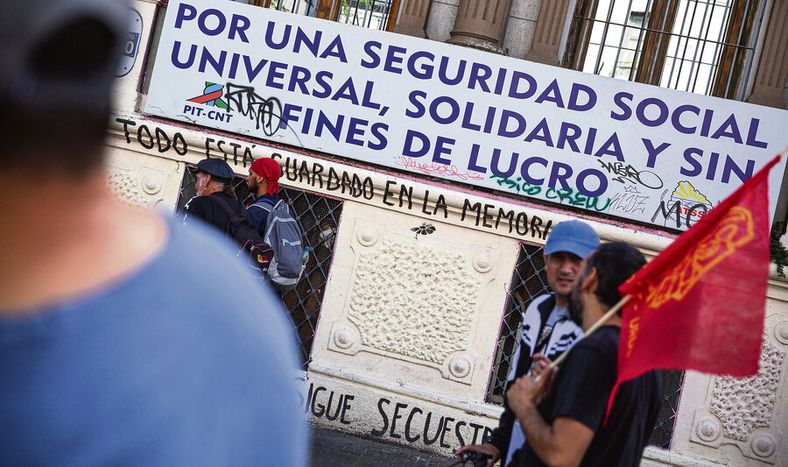 Paro del PIT-CNT contra la reforma de la seguridad social en marzo de 2023. Foto: Mauricio Zina / adhocFOTOS