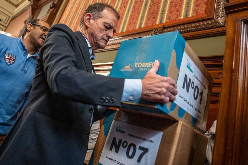 Guido Manini Ríos cargó con la caja Nº 1 conteniendo las firmas para convocar a un plebiscito por la “deuda justa”