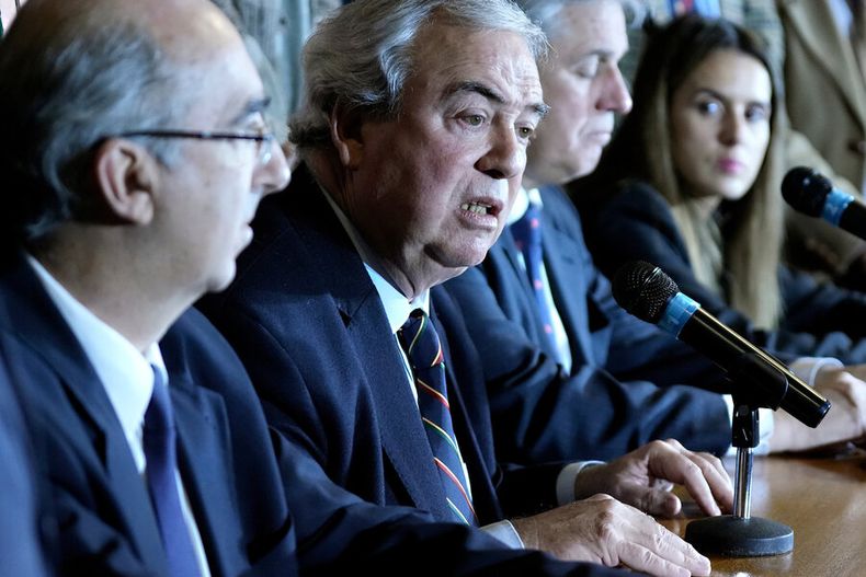Guillermo Maciel, Luis Alberto Heber Alberto Heber, Francisco Bustillo y Carolina Ache Batlle en el Parlamento. Foto: Javier Calvelo / adhocFOTOS
