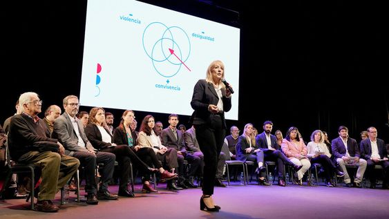 Carolina Cosse durante la presentación de su Plan PAIS en el teatro El Galpón. Foto: Javier Calvelo, adhocFOTOS Carolina Cosse durante la presentación de su Plan PAIS en el teatro El Galpón. Foto: Javier Calvelo, adhocFOTOS