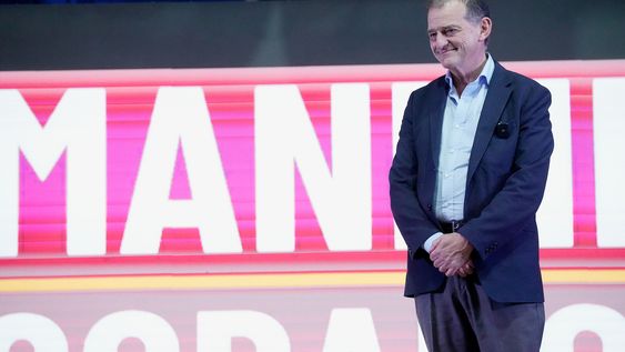 El líder de Cabildo Abierto, Guido Manini Ríos, en un acto de cierre de campaña en el Platense Patín Club en Montevideo, el viernes 18 El líder de Cabildo Abierto, Guido Manini Ríos, en un acto de cierre de campaña en el Platense Patín Club en Montevideo, el viernes 18