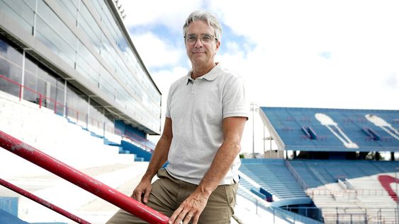 José Decurnex en el Parque Central durante la entrevista con Búsqueda. Foto: Javier Calvelo / adhocFOTOS José Decurnex en el Parque Central durante la entrevista con Búsqueda. Foto: Javier Calvelo / adhocFOTOS