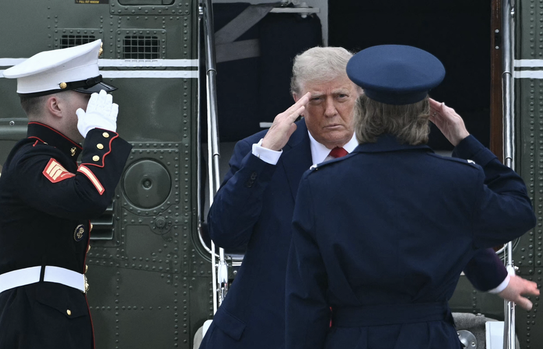 El presidente de Estados Unidos, Donald Trump, saluda al personal militar al descender del Marine One antes de partir de la Base Conjunta Andrews, Maryland